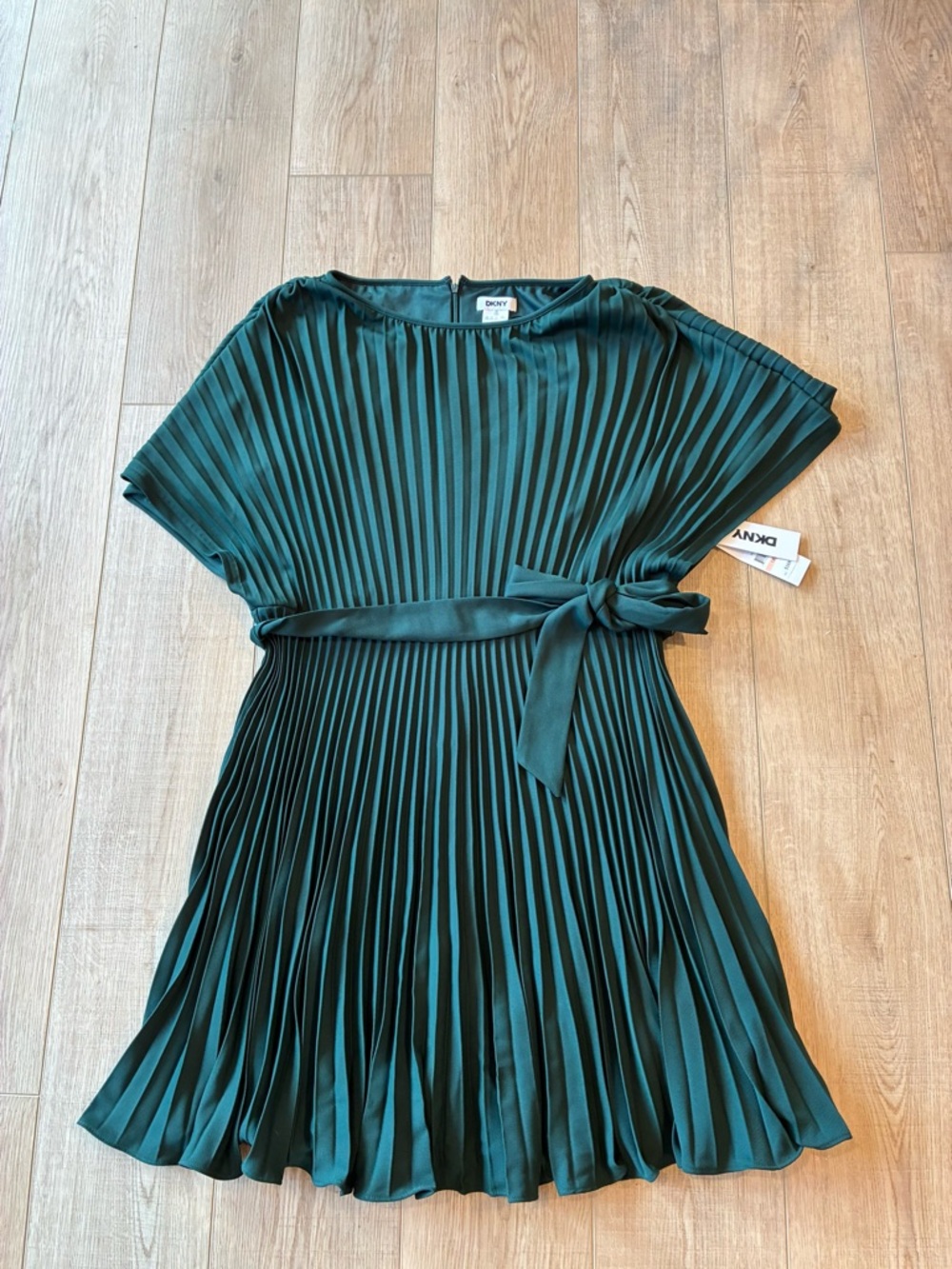 NWT DKNY Emerald Green Pleated Belted Mini Dress silky size 14 wedding cocktail